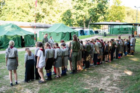 Zbiórka harcerzy na polu namiotowym w Banderozie