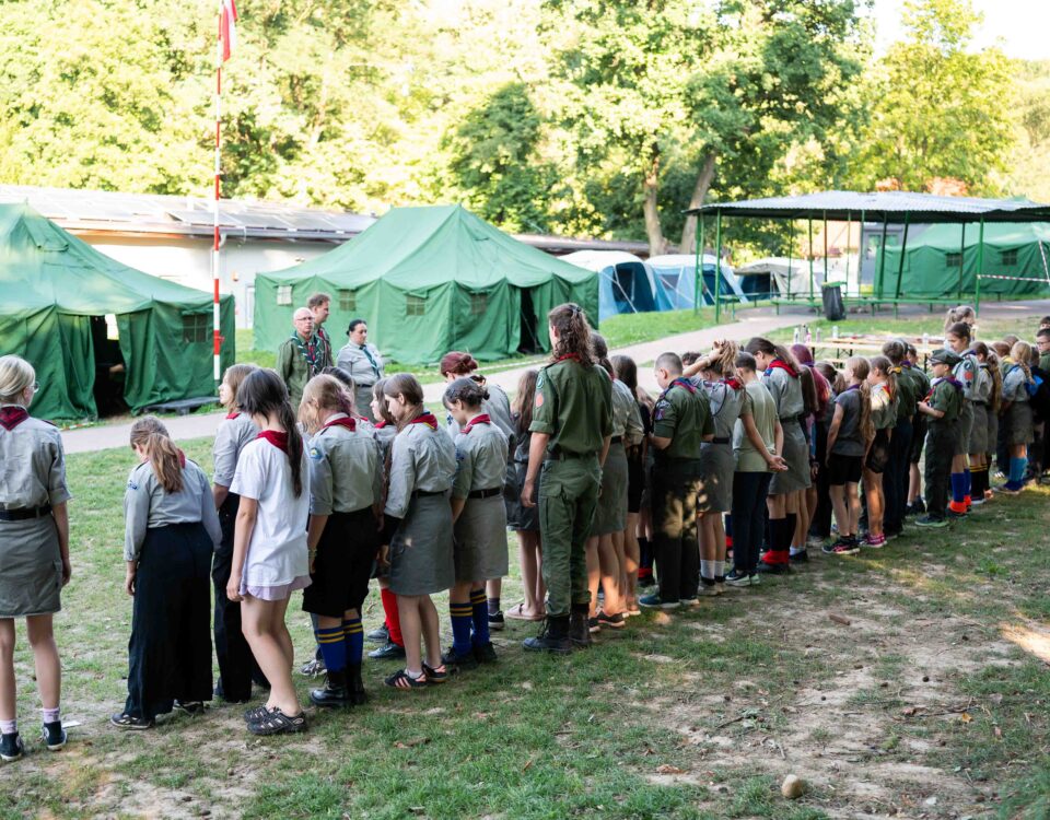 Zbiórka harcerzy na polu namiotowym w Banderozie