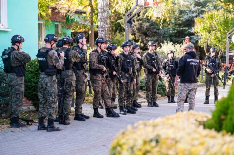 Grupa klasy mundurowej słuchająca instruktora podczas pobytu w Banderozie