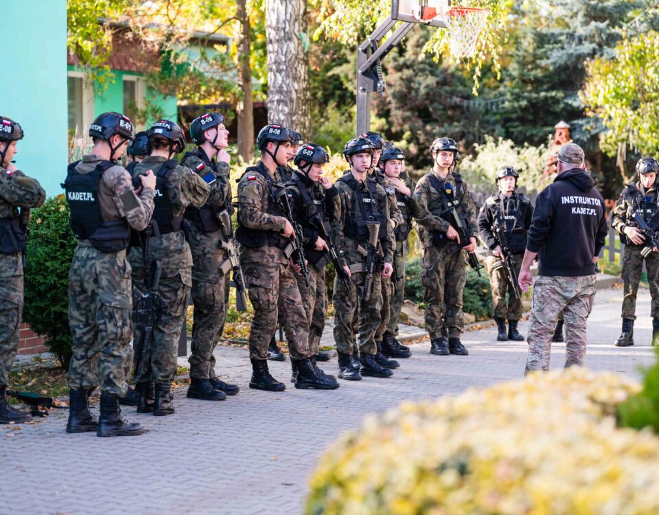 Grupa klasy mundurowej słuchająca instruktora podczas pobytu w Banderozie