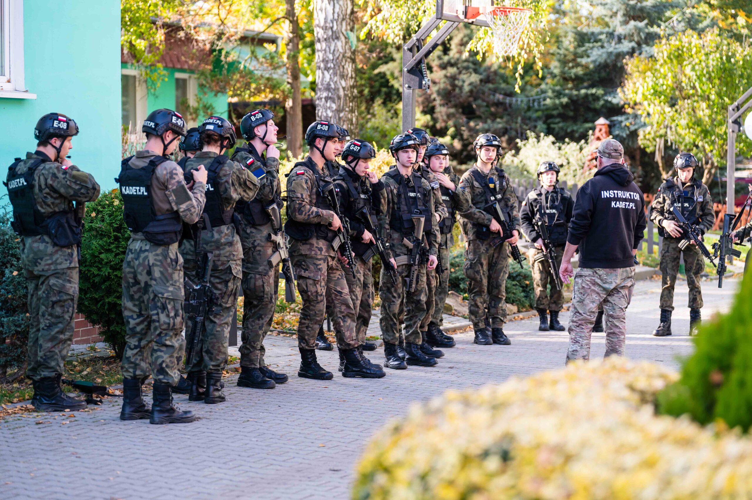 Grupa klasy mundurowej słuchająca instruktora podczas pobytu w Banderozie