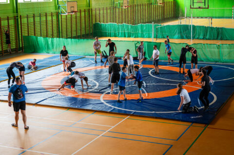 Trening sportów walki na macie zapaśniczej w Hali Chrobry
