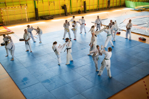 Zajęcia karate na niebieskich matach typu puzzle w Hali Chrobry