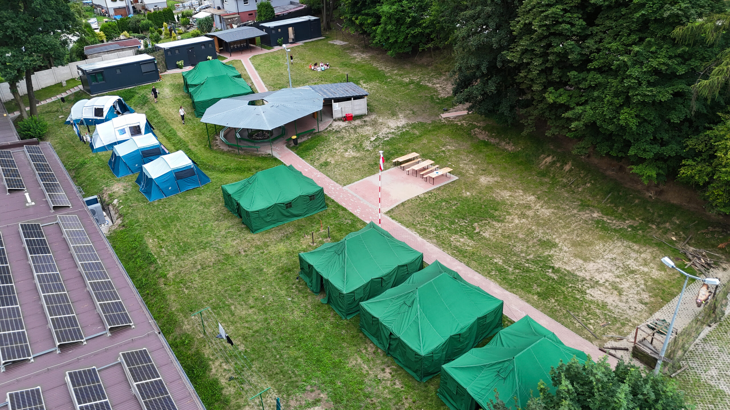 Pole namiotowe Banderozy, alejki i zaplecze widziane z góry