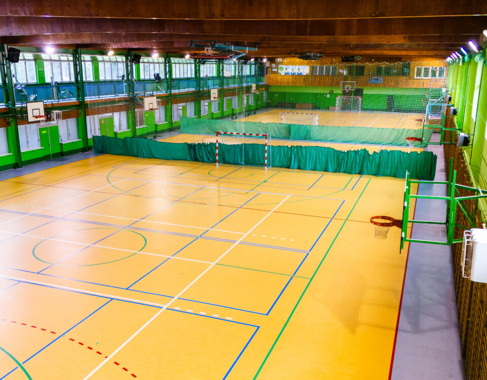 Panorama hali sportowej dostępnej dla ośrodka Banderoza