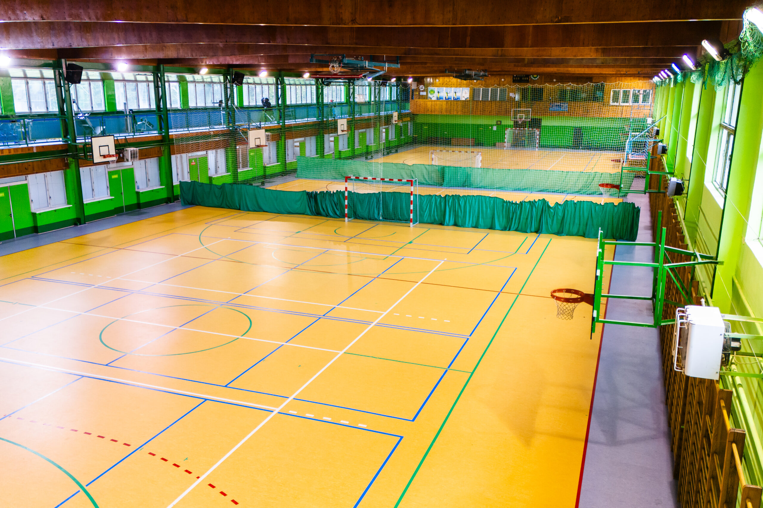 Panorama hali sportowej dostępnej dla ośrodka Banderoza