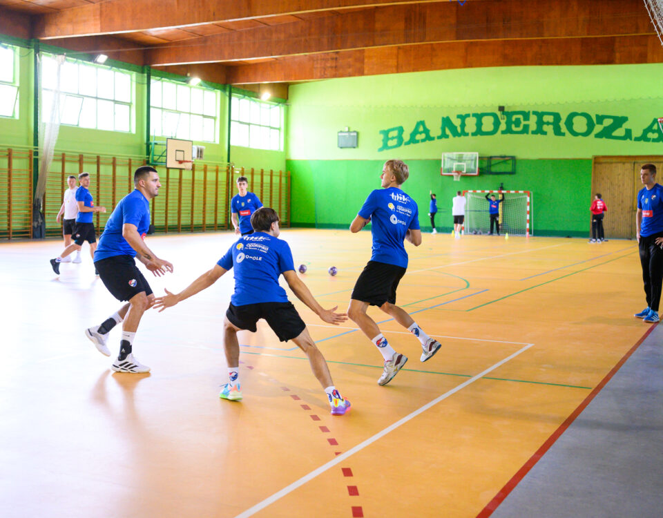 Trening piłki ręcznej w Hali Chrobry w Banderozie