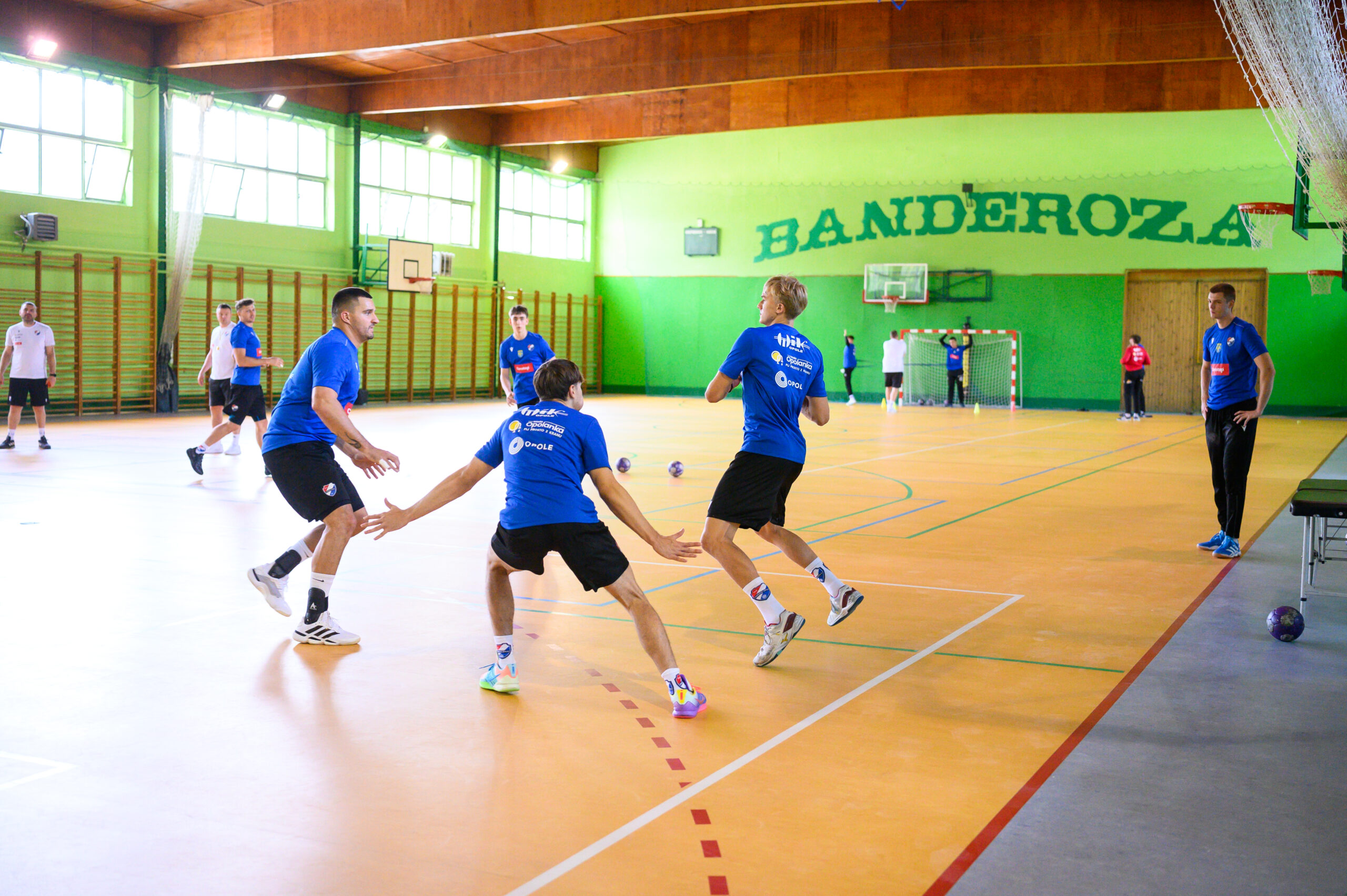 Trening piłki ręcznej w Hali Chrobry w Banderozie