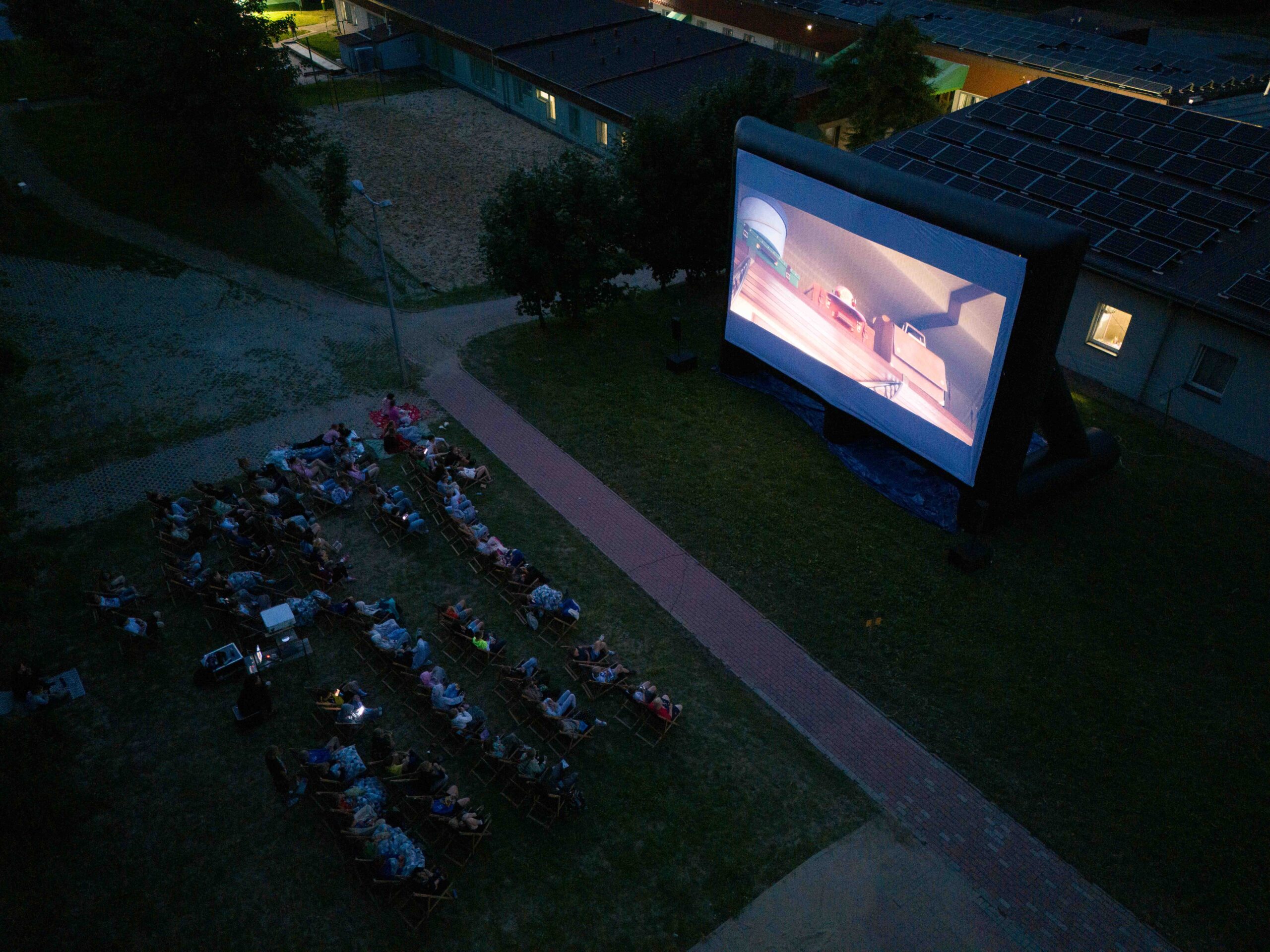 Kino plenerowe w Banderozie z widocznym ekranem
