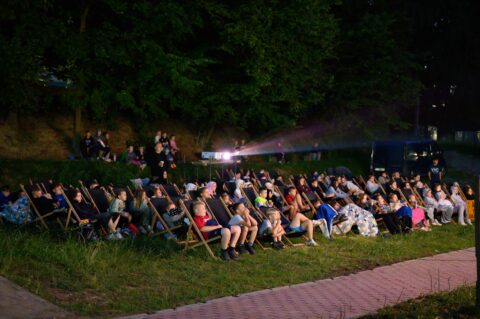 Uczestnicy seansu kina plenerowego w Banderozie