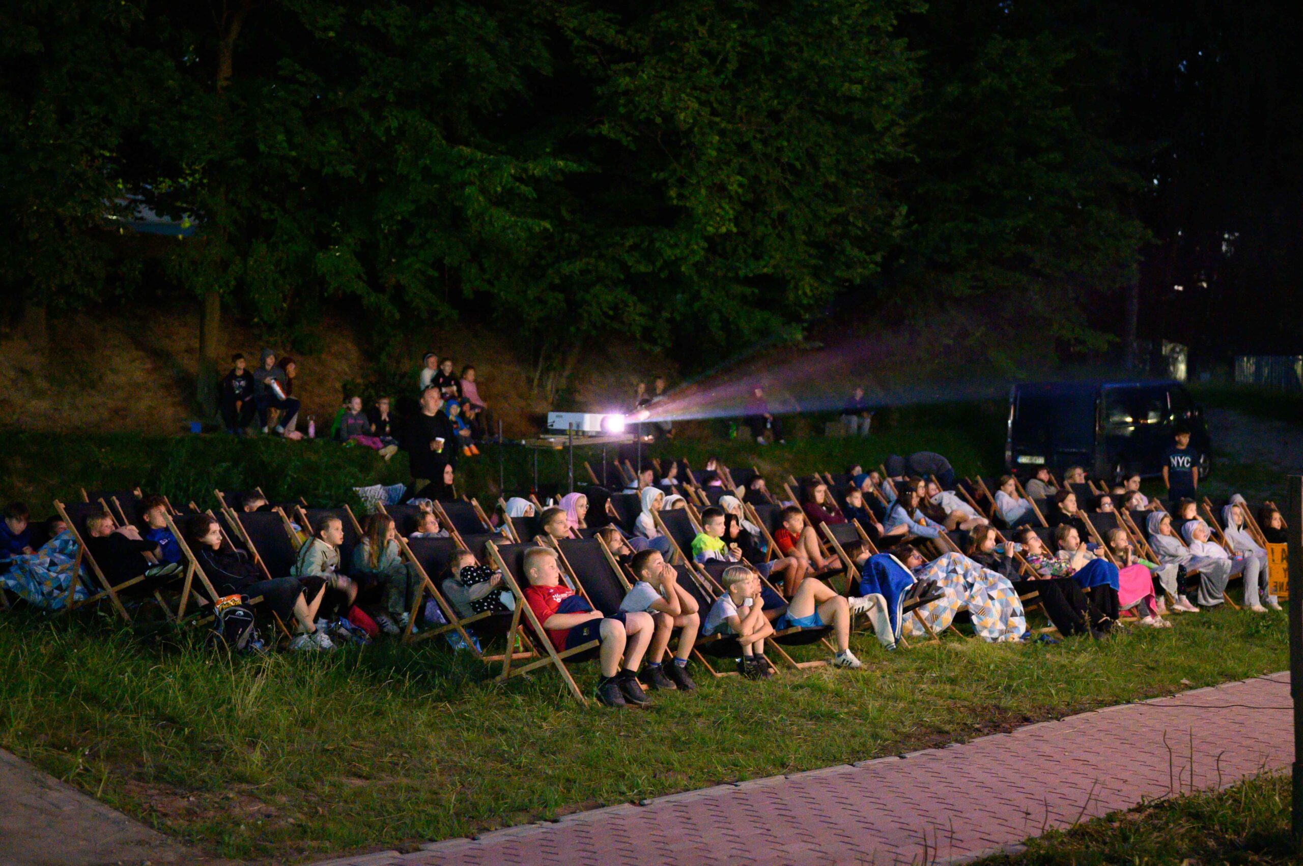 Uczestnicy seansu kina plenerowego w Banderozie
