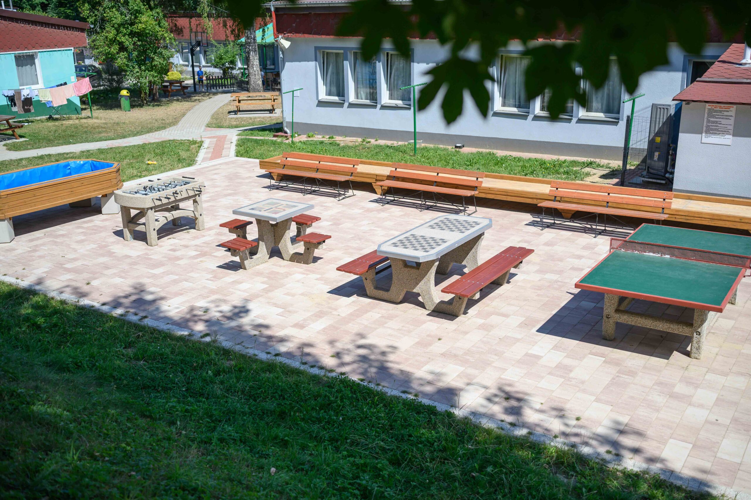 Stoły do tenisa stołowego na terenie ośrodka