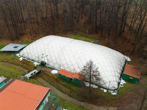 Hala pneumatyczna nad orlikiem – widok z zewnątrz