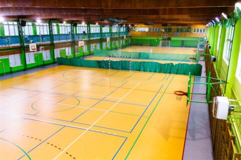 Panorama hali sportowej Chrobry z boiskami do gier zespołowych