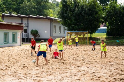 Piłka nożna plażowa na boisku w Banderozie