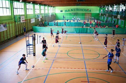 Uczestnicy zajęć siatkarskich w hali sportowej Banderozy.