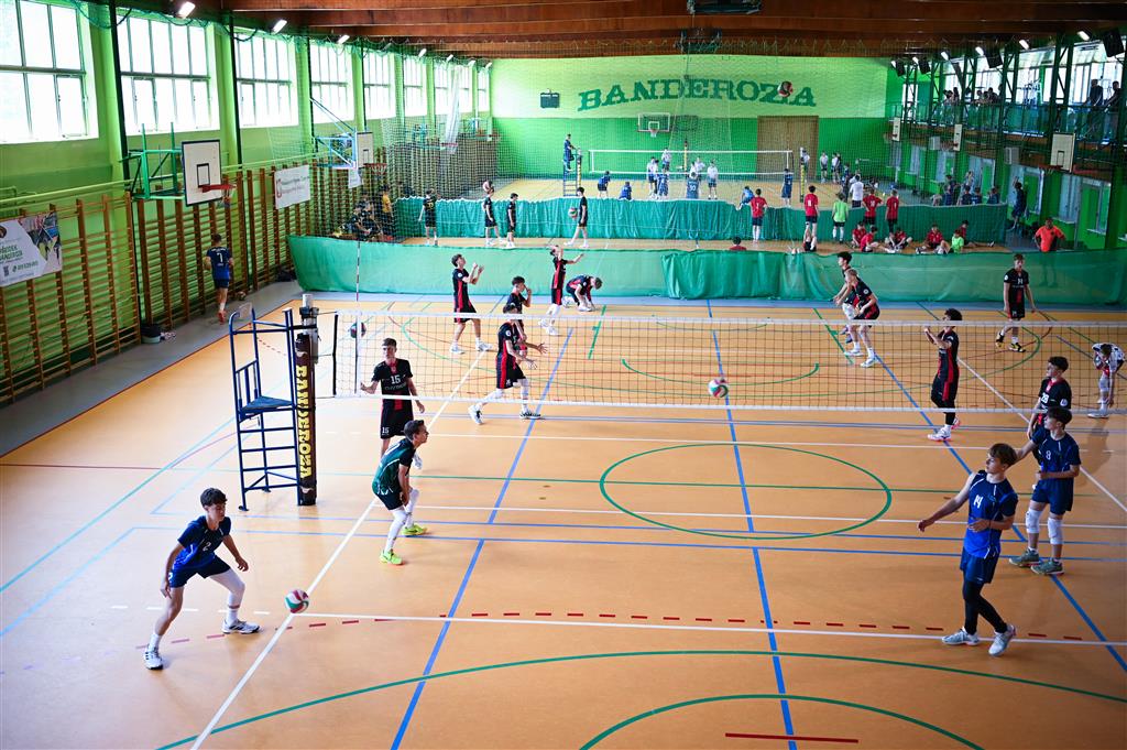 Uczestnicy zajęć siatkarskich w hali sportowej Banderozy.