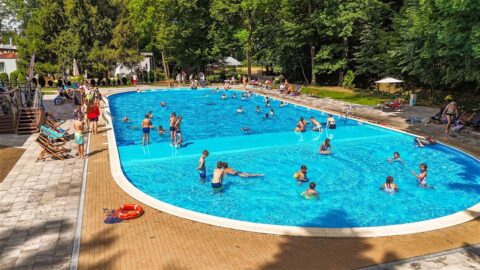 Goście korzystający z odkrytego basenu w Banderozie.