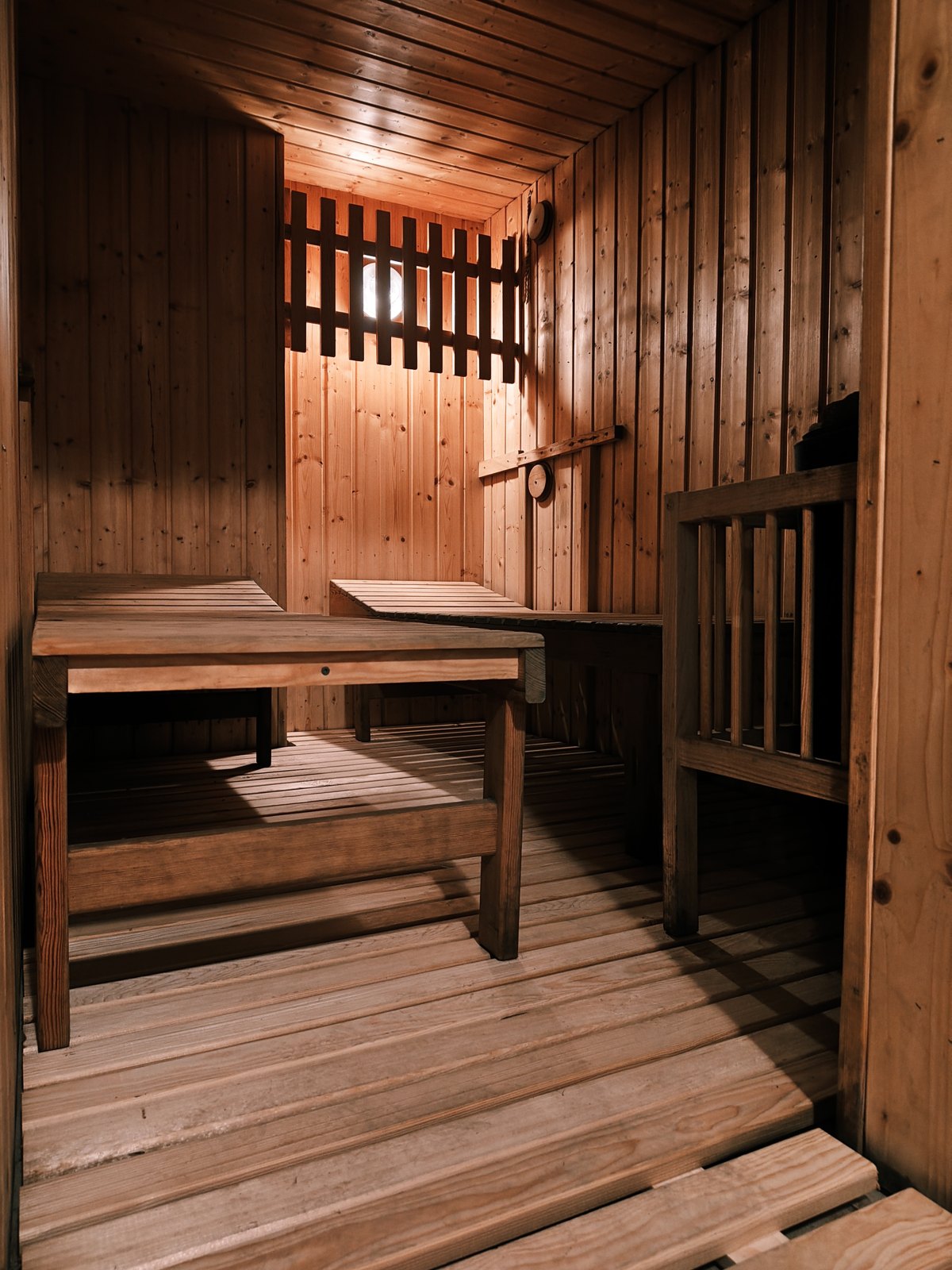Sauna przy hali sportowej — widok wnętrza